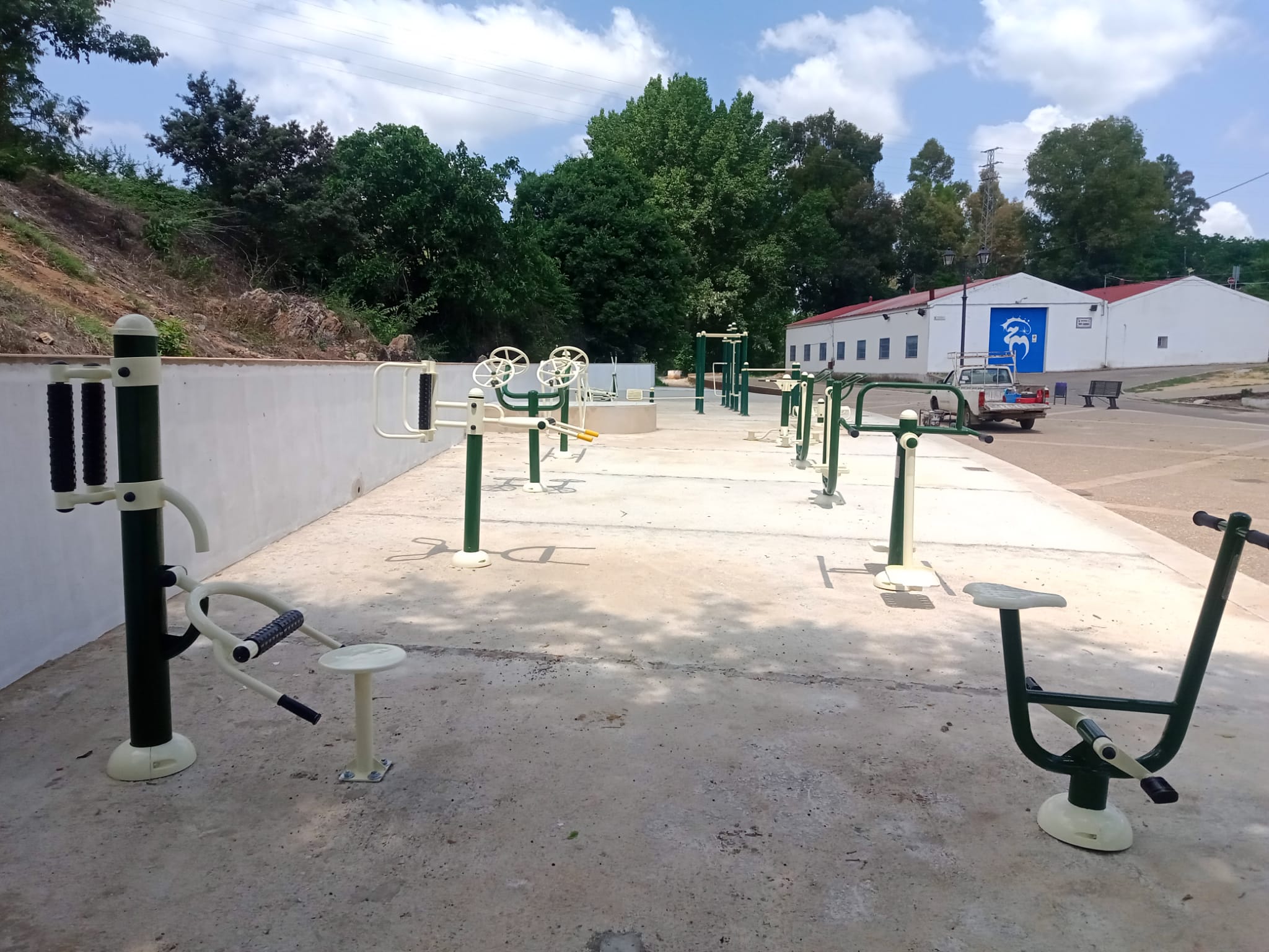 AYUNTAMIENTO DE CONSTANTINA APARATOS DE GIMNASIA BIOSALUDABLES AL AIRE LIBRE EN EL PASEO DEL RIHUELO