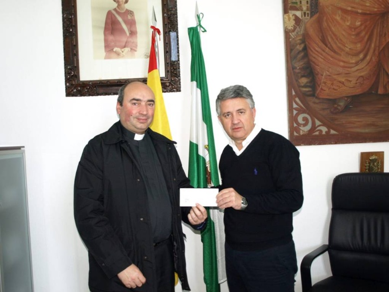 Ayuda Ayuntameinto Constantina a Cáritas dic 2014