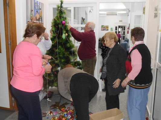 El Centro de Participación Activa de Mayores se decora por Navidad