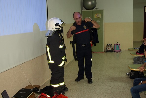 Sesión informativa de los bomberos en el Colegio Público Valle de la Osa 2