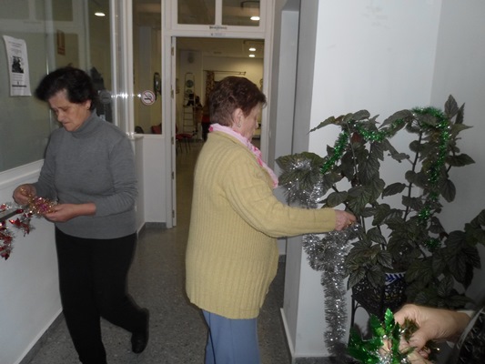 El Centro de Participación Activa de Mayores se decora por Navidad