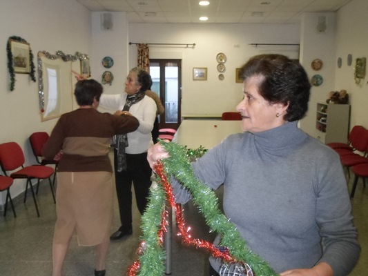 El Centro de Participación Activa de Mayores se decora por Navidad
