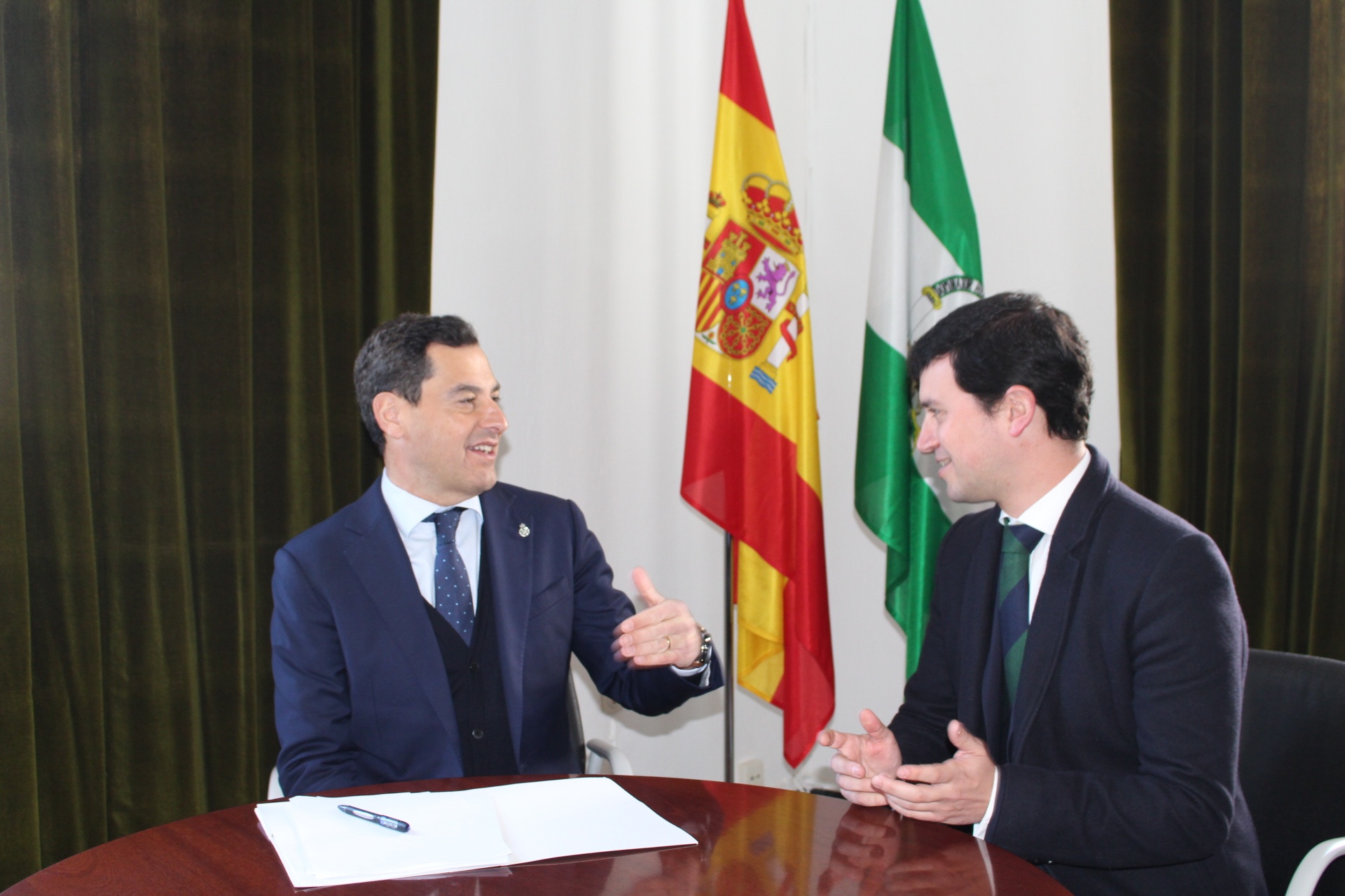 Visita Juanma Moreno, presidente Junta Andalucía, al Ayuntamiento de Constantina