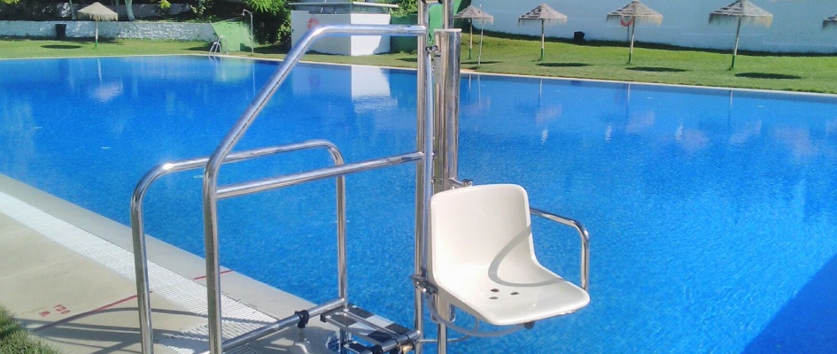 Silla_elevadora_piscina_municipal_Constantina.jpg